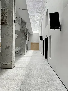 昆山计家墩村会议中心 建筑设计 / 严旸建筑设计工作室 : 项目位于昆山锦溪计家墩村，曾经为村委办公大楼，后经改造作为“村民”的公共活动空间。承载餐饮、展示与接待功能。一楼为展示、接待等功能、二楼则作为餐厅在使用。如今因为功能使用调整，场所将重新进行改造与更新。建筑师接到任务时，使用方要求建筑上不要做太大的拆改，希望能够在满足所需功能及美学的前提下最大化利用原有材质及墙体。在勘查场地后建筑师对于原有建筑多处既内且外、既彼又此及所营造的室内与室外交织、建筑与...