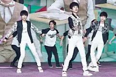 这张的大哥笑死我了啊哈哈哈哈哈哈哈哈哈哈哈哈哈哈哈哈哈哈。画风real不同。魔性堪比千猴爬树。好想把他p到各种地方啊哈哈哈哈哈哈哈哈哈哈哈哈