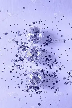 迪斯科球与星星形状的五彩纸屑