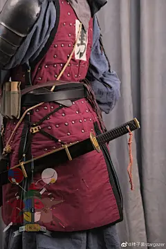 【Wei's LH Igloo】EP.18
  16th-17th Century - Ming  Marksman

空想造型｜16-17世纪 ‖ 明·鲁密铳手
灵感来源: 《武备志》《神器谱》

搭配要素一览：
*帽儿斗笠盔（饰有盔旗和羽毛）
*布面铁甲
*明装倭刀
*鲁密铳（配有近战用托刃）
*预装药筒和龙格带
*药壶
*火绳
*单手连枷

摄影@张宇莹-小花