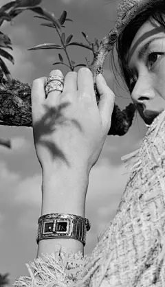 【刘雯最新杂志封面曝光 步履不停自在随心】壁纸 明星 美女 女神 超模 妆容 写真 头像 服饰 时尚 发型