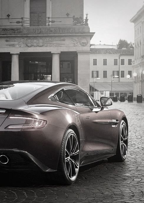 Aston Martin Vanquis...