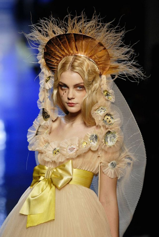 Jessica Stam walking...