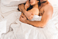 裁剪的裸体夫妇拥抱在床上睡觉
