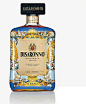 天津别墅装饰时尚资讯：VERSACE For DISARONNO特别版酒
奢侈品牌VERSACE近日与意大利品牌帝萨诺 DISARONNO 联手带来一款特别 包装的酒，蓝金色搭配的图纹设计彰显着强烈的VERSACE 风格。鸡尾酒 DISARONNOVersaceSour，上面点缀着真正的金箔。
#名酒# #奢侈# #高端# #设计# #天津别墅设计#