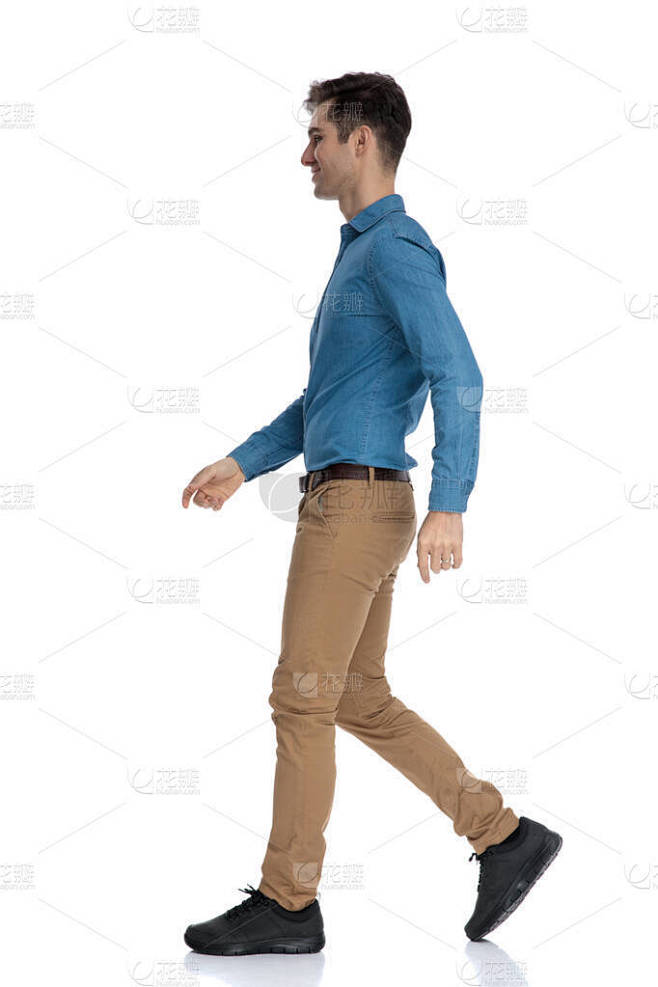 聪明而随意的人走路和微笑的侧视图