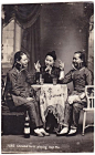 1920年の中国で撮影された写真。 着ている旗袍は1920年代に流行した高さのある「元宝襟」。 馬蹄形の貨幣「銀元宝」に似ていることからそう呼ばれた。