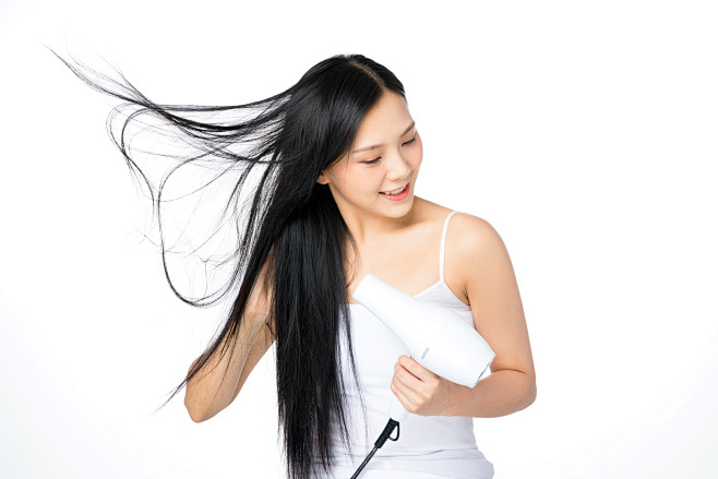 吹头发美女，图片来源摄图网