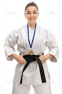 空手道女孩带着金牌微笑