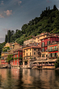 Varenna at sunset, Lake Como, Italy (by William Toti)。意大利莱科省瓦伦纳，是米兰北面的一个小镇，整个小镇位于科莫湖东岸，和贝拉吉奥隔湖相望。科莫湖是意大利和瑞士交界的阿尔卑斯山下最著名的湖区。 #攻略# #海滩# #街景# #国外##意大利#