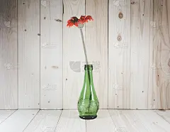 桌上放花，复古风格