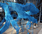 一个编织而成的艺术，赋予新灵感！_Janet : Janet Echelman 创造这种捕风网，虽然看着如此轻松的悬浮在空中，其实每个都要用到将近 1 吨的渔网，打了多达 54 万个左右的线结，并且使用轻质纤维来提高它的呼吸形式，尽管绳索结…