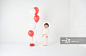 Baby girl (15-18 months) standing in studio with balloons and present - 创意图片 - 视觉中国