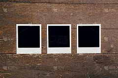 三个古董相框照片空白的老木头背景