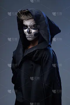 少女化妆骷髅斗篷