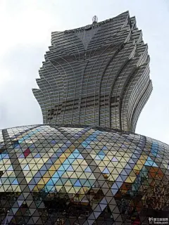 说起澳门，在内地人心里肯定最具影响力的应该就是赌场了，这么小的弹丸之地就有大大小小几十家赌场，每一家都是金碧辉煌。举世闻名的葡京大鸟笼，摩天大楼“新葡京”；“永利”赌场数十亿金屋顶，金顶加挂和中石化大厦一模一样的水晶大吊灯，地下栽起了树叶镀金的摇钱树，自成一统的赌场新秀威尼斯人……游澳门，只有太阳落山后这个城市才会真正的苏醒，不夜城中人如梦啊... ...