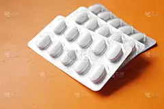 橘色背景上的水泡包装药丸的特写