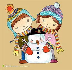 与雪人合影的小孩儿
