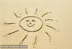 太阳画在金色的沙滩上
Sun drawing on golden sandy beach