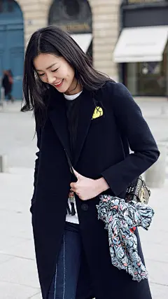 中国超模刘雯街拍图片手机高清壁纸