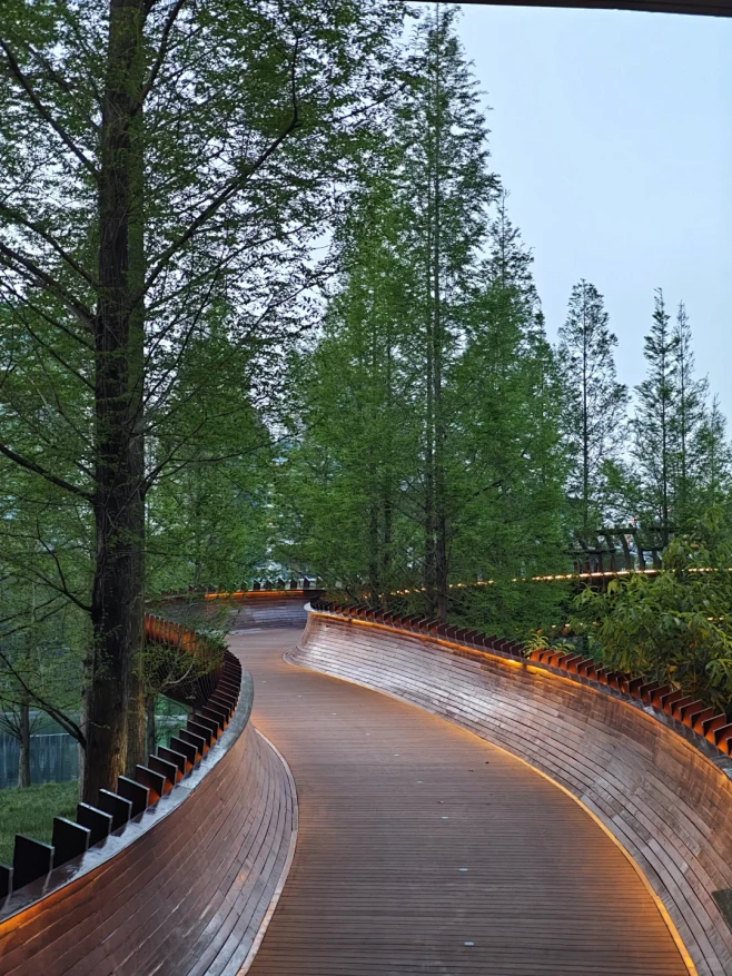 邂逅麓湖龙骨桥，遇见建筑与自然的共舞 在成都这座充满烟火气的城市里，麓湖龙骨桥宛如一颗遗世独立的明珠。它是一座桥，更是一件震撼人心的艺术品 ...