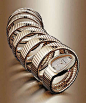 BVLGARI Serpenti七环珠宝腕表 
石英机芯，不锈钢或黄金材质，表圈镶嵌38 颗钻石，重0.293克拉，面盘上190 颗钻石，重0.82 克拉。 
蛇形标志，是BVLGARI品牌中的经典与传承。此款腕表全球限量仅25只， 静待有缘人珍藏这美好时光。