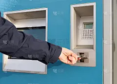 将支付卡插入自助售票机