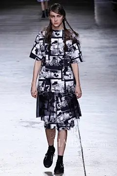 街头时尚vs原始时代vs动物卡通！东区时尚 (Fashion East) 2014秋冬女装秀，海报时尚网回顾2014伦敦时装周_第3页_Fashion East