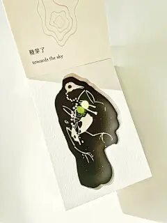 After a bird fell down《鸟落地后》
作者：苏维SUWEI
购买指南：@欣然绘本
规格：精装
15页/ 10.5 x 15 x 1 cm
普通级/ 全彩印刷/ 初版
一只死掉的鸟落到地面后开始腐化，肚子里的种子因此得以发芽的故事。
一个关于生命的出口也可能是入口的生死小书。
一本绘本，一本艺术家创作书。
本书从「书籍如何以自身的构成特性及逻辑来叙事」作为出发点，透过挖洞及立体装置的装帧设计，希望让读者在翻页的过程中，透过书页体积的减少与增加