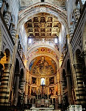 意大利比萨教堂内部的祭坛 同相对朴素的外部装饰相比，内部装饰却竭尽靡丽之能事。