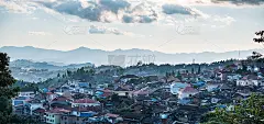 丰萨利鸟瞰图，老挝北部，靠近中国。云南风情的山岭风景区小镇。阿卡村部落徒步旅行的目的地。夕阳光