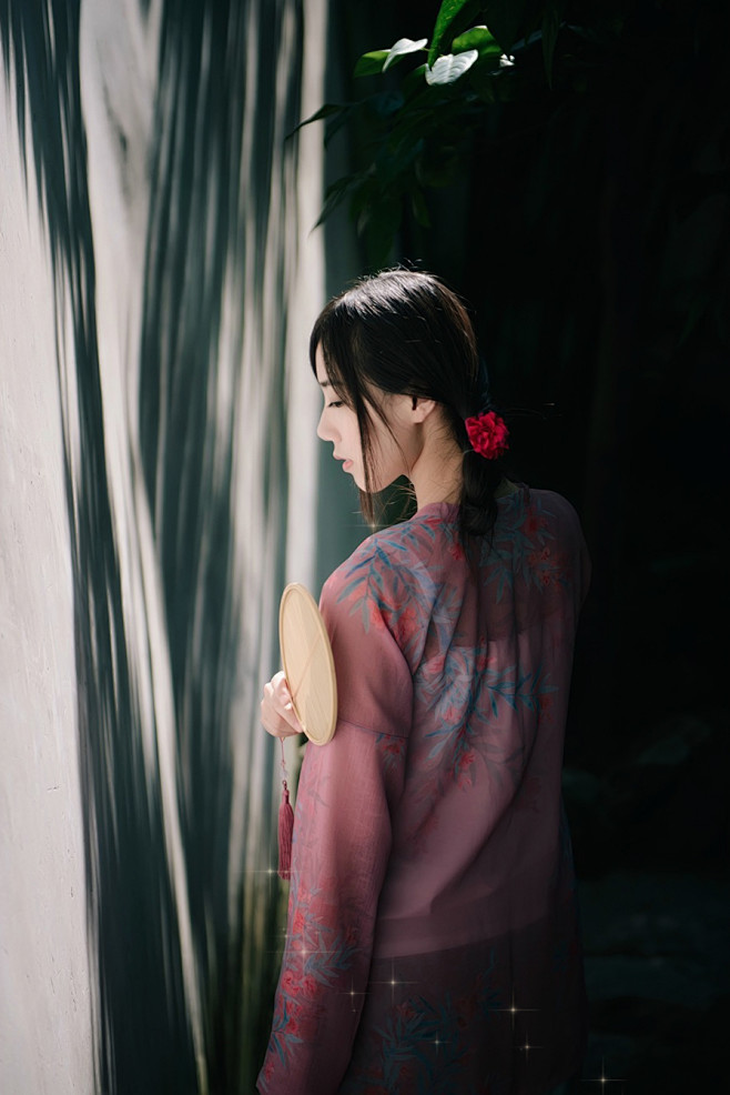 别院深深夏席清，石榴开遍透帘明。树阴满地...