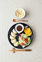 #365天早餐不重样# 早餐：煎饺+蔬菜沙拉+橙子+香蕉+酸奶+麦片。饺砸是昨晚上自己包哒，包了一大堆冷冻好，早上的时候取出一些，平底锅里到点油，冷冻的饺子直接放入锅中，中小火煎至底部有点金黄色，倒入半碗水，水量大概淹没饺子1/3的样子，盖上盖子，中火煮5分钟的样子收干水分就好啦