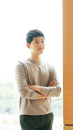 新鲜出炉 #宋仲基# #太阳的后裔# 今日香港活动图速成的手机壁纸【尺寸1080*1920】迷妹们可以拿去舔屏了kkk【勿去logo二改转载请注明来源】PS:明天就是周三了@宋仲基贴吧官博