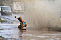 【街头冲浪】某个雨天，我和职业冲浪选手切奈‧马格纳森（Cheyne Magnusson）在欧胡岛（Oahu）北岸，一边等待雨停，一边苦中作乐。我们坐在从排水管溢到街上的水滩旁，趁著车辆驶过积水、溅起大片浪花的时候，摆出「钻管浪」的动作。 Photograph by Alex Shea   我喜欢看「国家地理每日精选」 http://dili.bdatu.com/down/ 