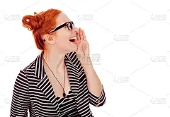 快乐的女人在侧视告诉窃窃私语的八卦新闻
