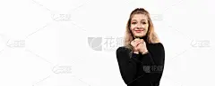 梦想中的金发女孩许愿，幻想着拥有什么，把拳头紧攥在胸前，寻求帮助