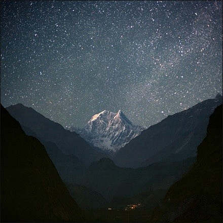 这是喜马拉雅山的星空，也许你会认为，它是...