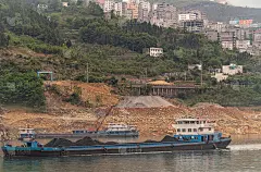巴东新岭地区长江上的煤船。