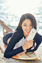 설현의 쏠(SOL) 광고 촬영 컷 공개 1편 : SK텔레콤에서 단독 출시한 스마트폰, 쏠(SOL)에 대한 뜨거운 관심만큼 화제인 광고 보셨나요? 이번 광고는 태양을 배경으로 하여, 따뜻한 남쪽나라에서 진행되었는데요, 지금부터 쏠(SOL) 광고 현장에서, 설현 래쉬가드 모습 등을 공개합니다.  쏠(SOL)은 SK텔레콤 단독 출시인데요, 화창한 날씨의 반짝이는 바다에서 설현과 쏠(SOL)이 만났습니다!  바닷속에서도 설현의 미모는 아름답죠?   다양한 매력