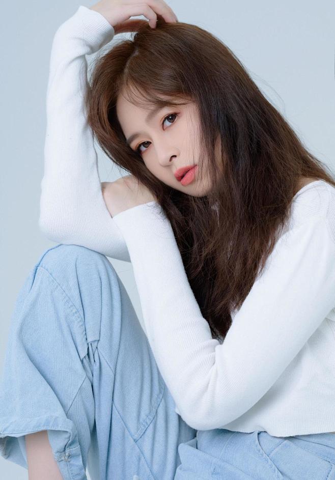 超白嫩气质美女


