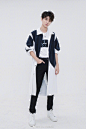 今晚TFBOYS五周年演唱会，王俊凯在个人solo部分身穿山本耀司长衬衣，同款内搭后又换上CHRISTOPHE TERZIAN黑色oversized皮衣，同一件白色内搭，被演绎出了两种不同味道。 ​​​​