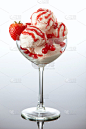 加上新鲜浆果和草莓酱的冰淇淋