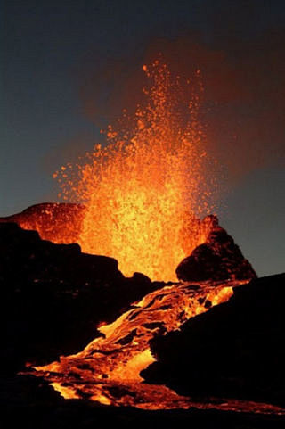 与岩浆共舞 爬上世界恐怖火山练练胆(组图...