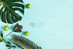 夏天组成。热带的叶子，水果在蓝色的背景。夏天的概念。平铺，俯视图，拷贝空间