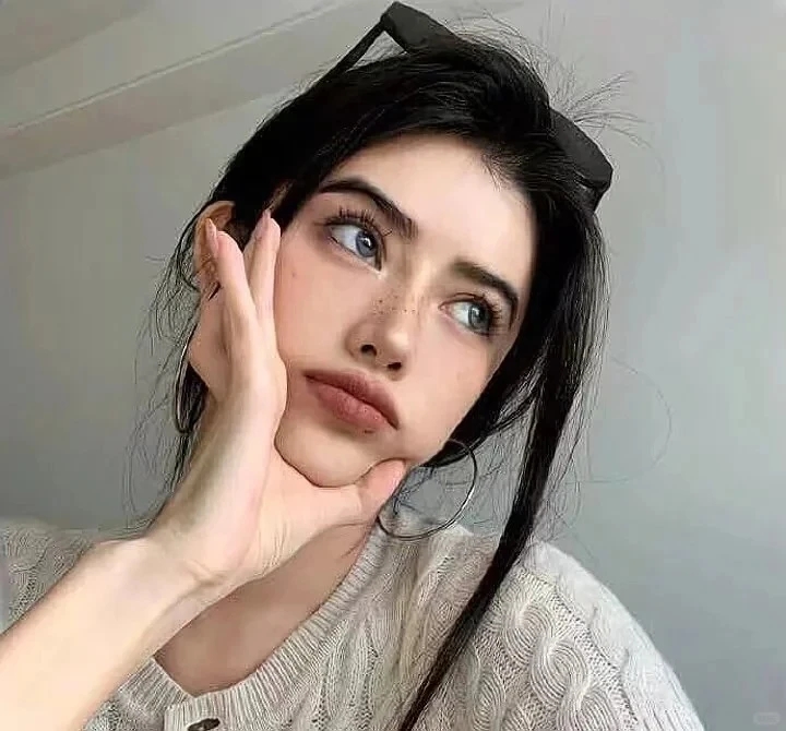 有洋甘菊的年轻人_美女头像真实