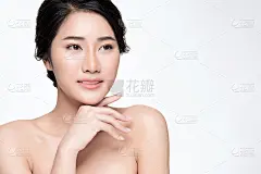 肖像美丽年轻的亚洲女人干净清新裸露的皮肤概念。亚洲女孩美容面部护肤和健康养生，面部护理，完美肌肤，自