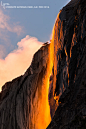 美国加州的优胜美地国家公园（Yosemite National Park）。它的真身是平日里毫不起眼的马尾瀑布（Horsetail Fall），只在每年二月中下旬的十天里，才会因为太阳的特定角度，展现出火瀑布的奇观。日落前大约15分钟，夕阳的最后一线暖光精确地落在瀑布上，两侧的崖壁逐渐被阴影覆盖，只能看到这一条金红色的明亮水线。水雾飘起，水流翻滚下坠，仿佛沸腾的熔岩落山。