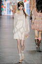 Anna Sui Spring 2017 Ready-to-Wear Fashion Show - Vogue : See the complete Anna Sui Spring 2017 Ready-to-Wear collection.