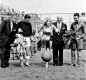 [] 新视线#老照片# 1957年，玛莉莲·梦露来到纽约爱伯茨体育场为一场足球赛开球的瞬间。来自:新浪微博